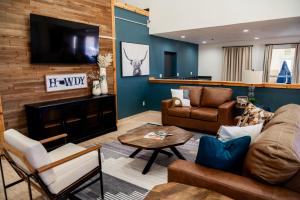 a living room with furniture and a flat screen tv at OK Welcome Home Hotel in Alva