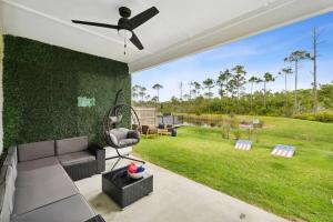 un soggiorno con divano e parete verde di Laguna Beach House with a Game Room a Panama City Beach