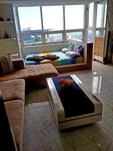 Luxury Budget Condo in Central Cebu في مدينة سيبو: غرفة معيشة مع أريكة وسرير
