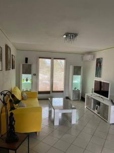 TV a/nebo společenská místnost v ubytování Duplex 1 mn plage de trou d eau location a la semaine minimum