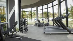 um ginásio com um monte de equipamento de exercício num edifício em Lovely Room Oceanami Resort em Long Hai