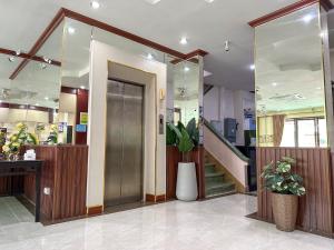 un vestíbulo con una puerta y una escalera en un edificio en Mixay Paradise Hotel en Vientián