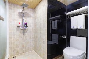 廣州的住宿－廣州市荔灣區雀洲酒店，一间带卫生间和淋浴的浴室