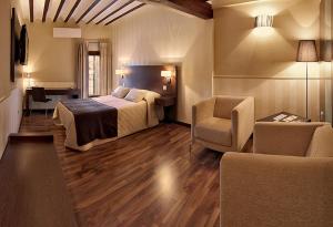 A bed or beds in a room at Hotel Rural Plaza Mayor Chinchon