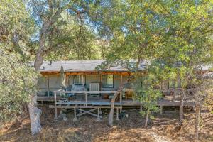 una casa con terraza en el bosque en Newly Renovated Retreat on 6 Acres, Discover Murphys Lodge with Scenic Views!, en Murphys