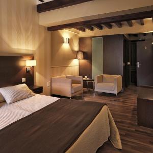 A bed or beds in a room at Hotel Rural Plaza Mayor Chinchon