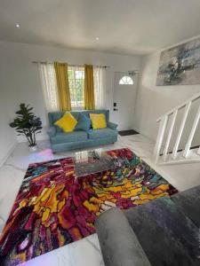 ein Wohnzimmer mit einem Sofa und einem bunten Teppich in der Unterkunft Real Luxe Getaway-Club Caribbean in Salem