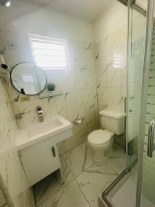 Ein Badezimmer in der Unterkunft Real Luxe Getaway-Club Caribbean