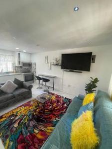 ein Wohnzimmer mit einem Sofa und einem Flachbild-TV in der Unterkunft Real Luxe Getaway-Club Caribbean in Salem