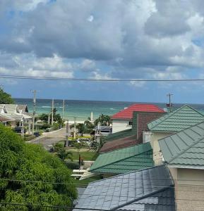 Blick auf das Meer und die Dächer der Häuser in der Unterkunft Real Luxe Getaway-Club Caribbean in Salem