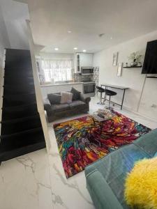ein Wohnzimmer mit einem Sofa und einem bunten Teppich in der Unterkunft Real Luxe Getaway-Club Caribbean in Salem