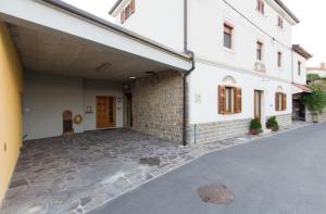 une cour vide d'un bâtiment blanc dans l'établissement Apartment Dezo Istria, à Izola