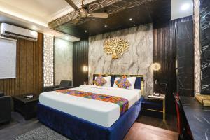 a bedroom with a large bed in a room at FabHotel Greenstar Inn in Bhubaneshwar