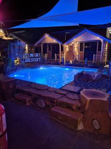 una gran piscina por la noche con una casa en Tamara Private Pool, en Tioman Island