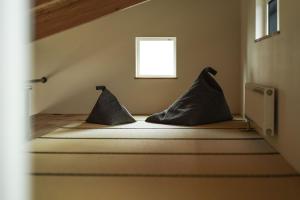 un letto in una camera con due cuscini sopra di The VILLA KAORU a Otaru