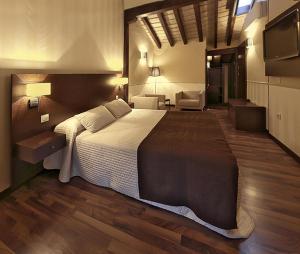 A bed or beds in a room at Hotel Rural Plaza Mayor Chinchon