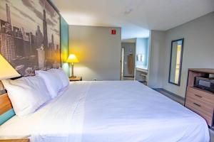 Postel nebo postele na pokoji v ubytování Super 8 by Wyndham Rockford I-90 Casino District