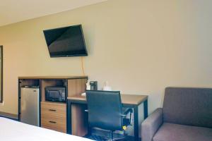 TV a/nebo společenská místnost v ubytování Super 8 by Wyndham Rockford I-90 Casino District