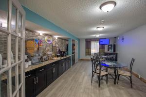 Kuchyň nebo kuchyňský kout v ubytování Super 8 by Wyndham Rockford I-90 Casino District