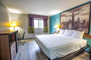 Postel nebo postele na pokoji v ubytování Super 8 by Wyndham Rockford I-90 Casino District