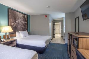 Postel nebo postele na pokoji v ubytování Super 8 by Wyndham Rockford I-90 Casino District