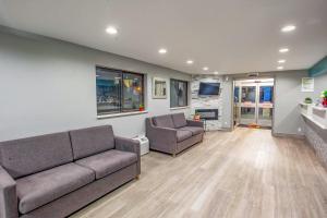 Posezení v ubytování Super 8 by Wyndham Rockford I-90 Casino District