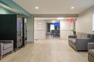 Posezení v ubytování Super 8 by Wyndham Rockford I-90 Casino District