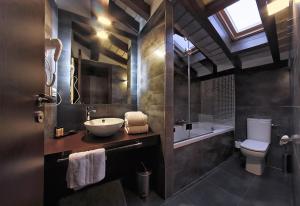 A bathroom at Hotel Rural Plaza Mayor Chinchon