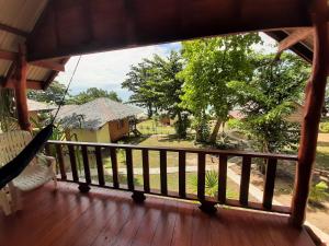 Ein Balkon oder eine Terrasse in der Unterkunft Cha Cha Bungalow