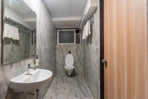 Koupelna v ubytování Treebo Cocostay, Hadapsar