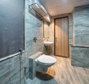 Koupelna v ubytování Treebo Cocostay, Hadapsar