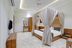 Una cama o camas en una habitación de Ratna Vilas Palace