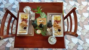 una mesa de madera con platos de comida. en Becano Restobar and Resort, en Siquijor