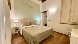 ein kleines Schlafzimmer mit einem Bett und einem Tisch in der Unterkunft Marta’s House in Lucca