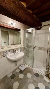 ein Bad mit einem Waschbecken und einer Dusche in der Unterkunft Marta’s House in Lucca