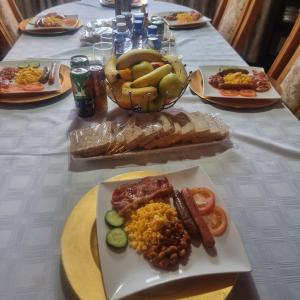 uma mesa com pratos de comida em cima em Badi's B&B Guest house em Middledrift