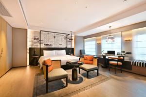 廣州的住宿－Arthur Hotel Luogang Guangzhou，配有一张床、一张桌子和一张桌子的酒店客房