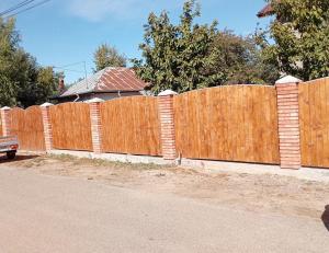 a wooden fence in front of a house at Ada chalet in Mărăcineni