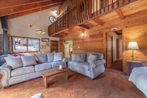 Posezení v ubytování 3BR Tahoe Donner Cabin with HOA Perks like Pools Hot-Tub Minutes to Trails Lake Golf