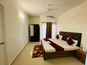 1 dormitorio con cama y ventana en ALanKrita Homes en Lucknow