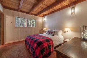 Postel nebo postele na pokoji v ubytování 3BR Tahoe Donner Cabin with HOA Perks like Pools Hot-Tub Minutes to Trails Lake Golf + 37 fotografií