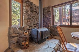 Posezení v ubytování 3BR Tahoe Donner Cabin with HOA Perks like Pools Hot-Tub Minutes to Trails Lake Golf