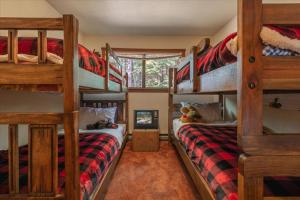 Palanda nebo palandy na pokoji v ubytování 3BR Tahoe Donner Cabin with HOA Perks like Pools Hot-Tub Minutes to Trails Lake Golf