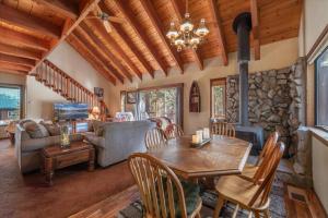 Posezení v ubytování 3BR Tahoe Donner Cabin with HOA Perks like Pools Hot-Tub Minutes to Trails Lake Golf