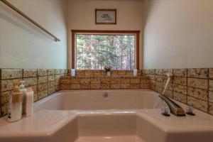 Koupelna v ubytování 3BR Tahoe Donner Cabin with HOA Perks like Pools Hot-Tub Minutes to Trails Lake Golf