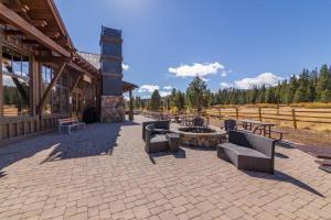 Fotografie z fotogalerie ubytování 3BR Tahoe Donner Cabin with HOA Perks like Pools Hot-Tub Minutes to Trails Lake Golf v destinaci Truckee