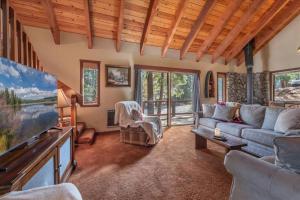 Posezení v ubytování 3BR Tahoe Donner Cabin with HOA Perks like Pools Hot-Tub Minutes to Trails Lake Golf