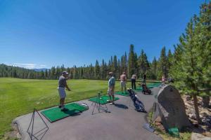 Hosté ubytování 3BR Tahoe Donner Cabin with HOA Perks like Pools Hot-Tub Minutes to Trails Lake Golf