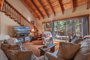 Posezení v ubytování 3BR Tahoe Donner Cabin with HOA Perks like Pools Hot-Tub Minutes to Trails Lake Golf