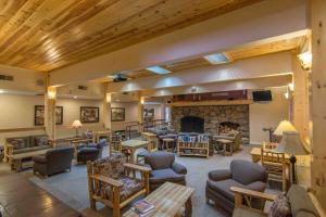 Posezení v ubytování 3BR Tahoe Donner Cabin with HOA Perks like Pools Hot-Tub Minutes to Trails Lake Golf